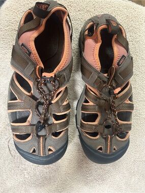 KEEN OWYHEE Closed toe waterproof hiking sandals. Quick adjust laces size 10 EUC